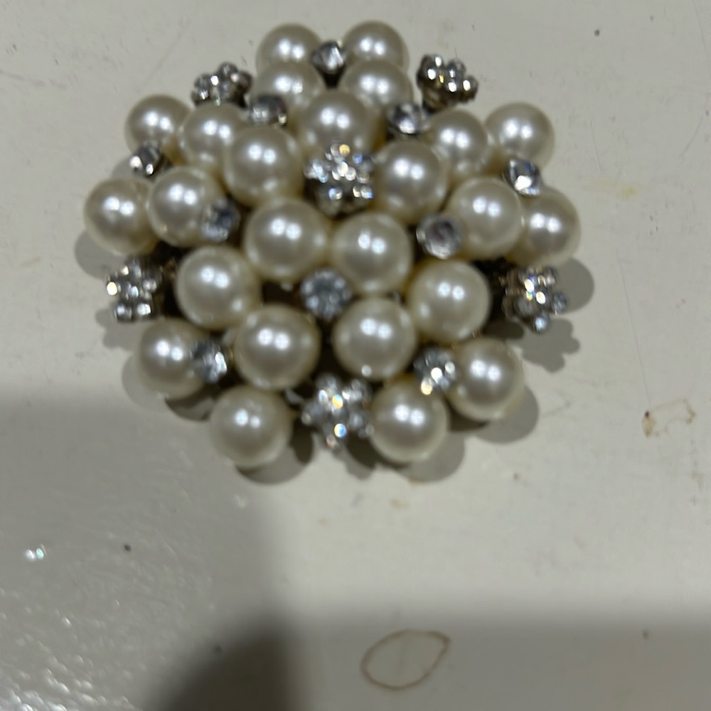 Beautiful pearl and rhinestone brooch